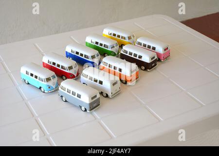 Pressofuso, furgone in miniatura, vari colori, Brasile, Sud America, vista dall'alto, messa a fuoco selettiva, sfondo bianco, base bianca, panoramica, spazio di copia Foto Stock