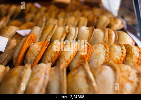 empanadas appena sfornato con diversi ripieni in vendita Foto Stock