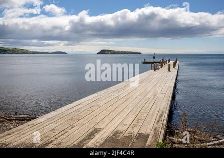 Sbarco in barca, molo e attracco al Grand Portage National Monument, sito storico sulla North Shore del lago Superior, Minnesota, Stati Uniti Foto Stock