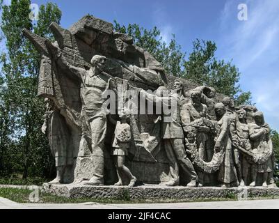 Mamaev Kurgan è una collina che ospita un monumento commemorativo per celebrare la battaglia di Stalingrad famosa per la statua, 85 metri di altezza calledThe Motherland calls Foto Stock