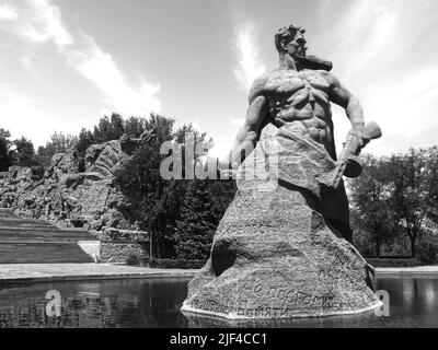 Mamaev Kurgan è una collina che ospita un monumento commemorativo per celebrare la battaglia di Stalingrad famosa per la statua, 85 metri di altezza calledThe Motherland calls Foto Stock