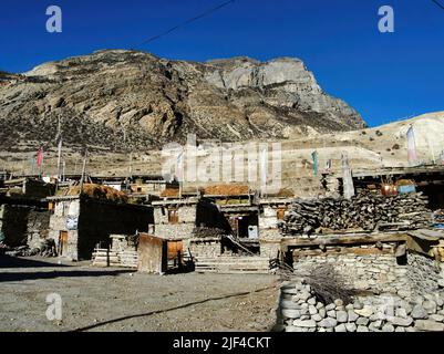 Nel mezzo della natura selvaggia del Nepal, Manang nella valle del fiume Marshyangdi, a nord della Annapurna percorso un importante trekking Foto Stock