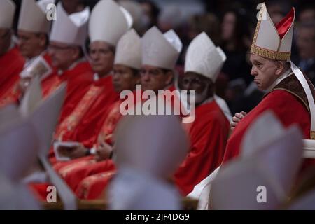 Città del Vaticano, Vaticano,. 29 giugno 2022. Papa Francesco celebra una Messa nella solennità dei Santi Pietro e Paolo, nella Basilica di San Pietro. Credit: Maria Grazia Picciarella/Alamy Live News Foto Stock