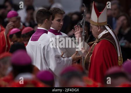 Città del Vaticano, Vaticano,. 29 giugno 2022. Papa Francesco celebra una Messa nella solennità dei Santi Pietro e Paolo, nella Basilica di San Pietro. Credit: Maria Grazia Picciarella/Alamy Live News Foto Stock