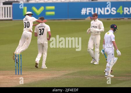 29 giugno 2022. Londra, Regno Unito. Gus Atkinson di Surrey, Tom Lawes e Jamie Smith festeggiano dopo che Atkinson ottiene il cazzo di Jordan Cox mentre Surrey prende il Kent nel campionato della contea al Kia Oval, giorno quattro. David Rowe/Alamy Live News Foto Stock