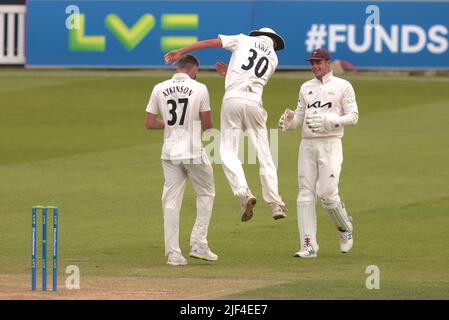 29 giugno 2022. Londra, Regno Unito. Gus Atkinson di Surrey, Tom Lawes e Jamie Smith festeggiano dopo che Atkinson ottiene il cazzo di Jordan Cox mentre Surrey prende il Kent nel campionato della contea al Kia Oval, giorno quattro. David Rowe/Alamy Live News Foto Stock