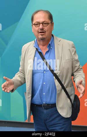 Monaco di Baviera, Germania. 28th giugno 2022. Juergen TARRACH (attore), immagine singola, singolo motivo tagliato, metà figura, metà figura. Accoglienza ZDF/ riunitevi al Bar H`ugo`s in occasione del Festival del Film di Monaco il 28th giugno 2022 credito: dpa/Alamy Live News Foto Stock