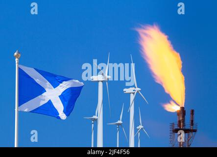 Bandiera della Scozia con turbine eoliche e camino a gas. Energia pulita rinnovabile, combustibili fossili, gas del Mare del Nord, indipendenza... concetto Foto Stock