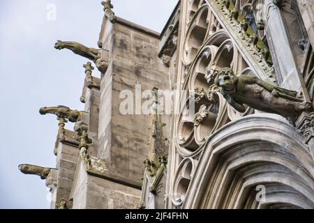 Dettagli gotici della Basilica Saint Nazaire all'interno della cité a Carcassonne Foto Stock