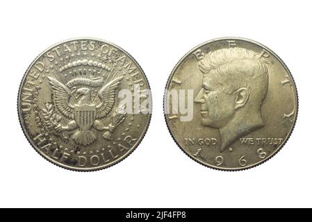 Entrambi i lati di un vecchio mezzo dollaro americano isolato su uno sfondo bianco. Il John F. Kennedy Foto Stock