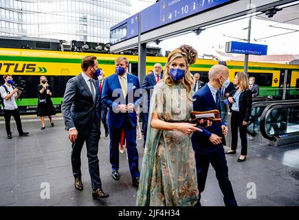 Vienna, Austria. 29th giugno 2022. Il re Willem-Alexander e la regina Maxima sono visti partire in treno per Graz il terzo giorno della loro visita di stato di tre giorni in Austria insieme al ministro Hugo de Jonge. (Foto di Robin Utrecht/SOPA Images/Sipa USA) Credit: Sipa USA/Alamy Live News Foto Stock