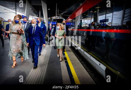 Vienna, Austria. 29th giugno 2022. Il re Willem-Alexander e la regina Maxima sono visti partire in treno per Graz il terzo giorno della loro visita di stato di tre giorni in Austria insieme al ministro Hugo de Jonge. (Foto di Robin Utrecht/SOPA Images/Sipa USA) Credit: Sipa USA/Alamy Live News Foto Stock