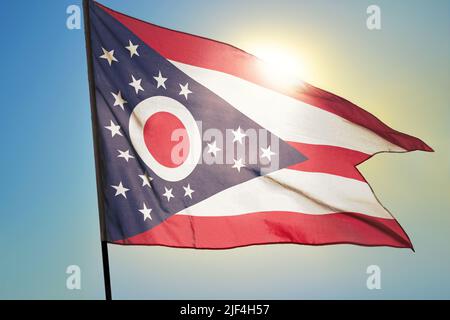 Stato dell'Ohio della bandiera degli Stati Uniti che sventola sul vento Foto Stock