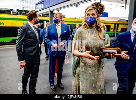 Vienna, Austria. 29th giugno 2022. Il re Willem-Alexander e la regina Maxima sono visti partire in treno per Graz il terzo giorno della loro visita di stato di tre giorni in Austria insieme al ministro Hugo de Jonge. (Foto di Robin Utrecht/SOPA Images/Sipa USA) Credit: Sipa USA/Alamy Live News Foto Stock
