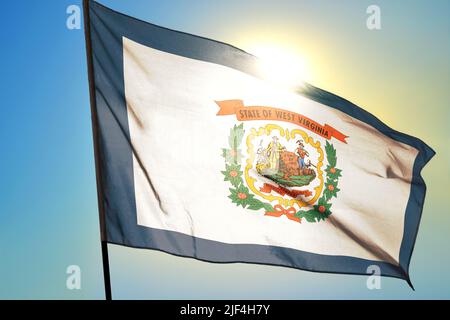 Stato del West Virginia della bandiera degli Stati Uniti che sventola sul vento Foto Stock