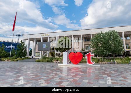 Tirana, Albania - Giugno 2022: Teatro dell'Opera a Piazza Skanderbeg, nel centro di Tirana, la capitale dell'Albania. L'Opera House è un punto di riferimento di Tirana Foto Stock