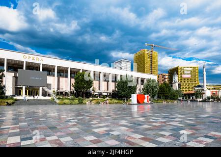 Tirana, Albania - Giugno 2022: Teatro dell'Opera a Piazza Skanderbeg, nel centro di Tirana, la capitale dell'Albania. L'Opera House è un punto di riferimento di Tirana Foto Stock