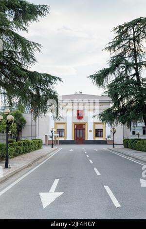 Tirana, Albania - giugno 2022: Edificio del Parlamento albanese nel centro di Tirana, Albania. Edificio del governo albanese nella capitale. Foto Stock