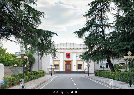 Tirana, Albania - giugno 2022: Edificio del Parlamento albanese nel centro di Tirana, Albania. Edificio del governo albanese nella capitale. Foto Stock