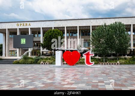 Tirana, Albania - Giugno 2022: Teatro dell'Opera a Piazza Skanderbeg, nel centro di Tirana, la capitale dell'Albania. L'Opera House è un punto di riferimento di Tirana Foto Stock