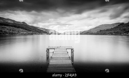 Una lunga fotografia di esposizione scattata di Loch Guarn nella contea di Perth & Kinross, Scozia, Regno Unito Foto Stock