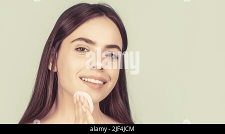 Concetto di bellezza, trattamento di salute. Cosmetologia e spa. Con spugna per trucco. Ritratto donna con spugna. Bella donna brunette con pulito Foto Stock