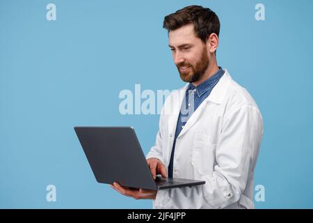 Il medico sorridente in uniforme bianca conduce le consultazioni in linea con il paziente Foto Stock