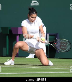 Londra, Regno Unito. 29th giugno 2022. Emma Raducanu della Gran Bretagna in azione contro la francese Caroline Garcia il terzo giorno dei campionati 2022 di Wimbledon a Londra mercoledì 29 giugno 2022. Garcia ha vinto la partita 6-3, 6-3. Foto di Hugo Philpott/UPI Credit: UPI/Alamy Live News Foto Stock