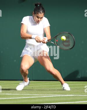 Londra, Regno Unito. 29th giugno 2022. Emma Raducanu della Gran Bretagna in azione contro la francese Caroline Garcia il terzo giorno dei campionati 2022 di Wimbledon a Londra mercoledì 29 giugno 2022. Garcia ha vinto la partita 6-3, 6-3. Foto di Hugo Philpott/UPI Credit: UPI/Alamy Live News Foto Stock