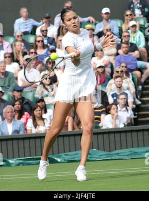 Londra, Regno Unito. 29th giugno 2022. Emma Raducanu della Gran Bretagna in azione contro la francese Caroline Garcia il terzo giorno dei campionati 2022 di Wimbledon a Londra mercoledì 29 giugno 2022. Garcia ha vinto la partita 6-3, 6-3. Foto di Hugo Philpott/UPI Credit: UPI/Alamy Live News Foto Stock