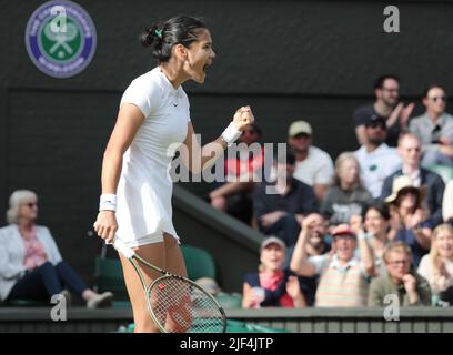 Londra, Regno Unito. 29th giugno 2022. Emma Raducanu della Gran Bretagna in azione contro la francese Caroline Garcia il terzo giorno dei campionati 2022 di Wimbledon a Londra mercoledì 29 giugno 2022. Garcia ha vinto la partita 6-3, 6-3. Foto di Hugo Philpott/UPI Credit: UPI/Alamy Live News Foto Stock