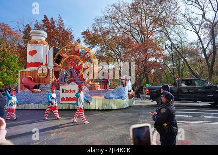 Manhattan, USA - 24. Novembre 2021: Kinder Parade galleggiante alla Thanksgiving Parade a NYC Foto Stock