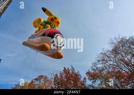 Manhattan, USA - 24. Novembre 2021: Mongolfiera Pokemon Pikachu visto alla sfilata del Ringraziamento di Macy a Manhattan Foto Stock