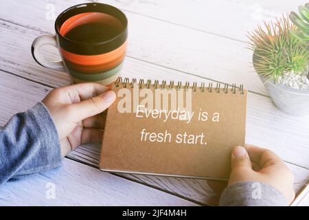 Citazioni motivazionali e ispiratrici della vita: Ogni giorno è un nuovo inizio Foto Stock