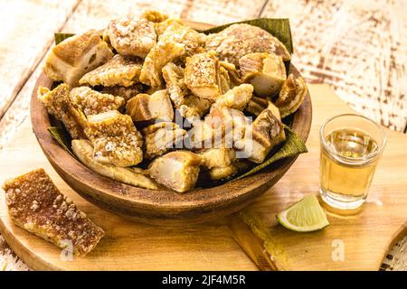 Ciotola di crackling, antipasto brasiliano fatto da frittura di pancetta, cuoio o carne e un sacco di grasso, preso dalla pancia di maiale. Foto Stock