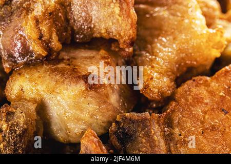 Ciotola di crackling, antipasto brasiliano fatto da frittura di pancetta, cuoio o carne e un sacco di grasso, preso dalla pancia di maiale. Foto Stock