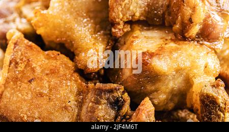 Ciotola di crackling, antipasto brasiliano fatto da frittura di pancetta, cuoio o carne e un sacco di grasso, preso dalla pancia di maiale. Foto Stock