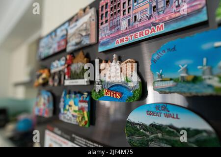 Una collezione di souvenir con magnete frigorifero da Parigi, Olanda, Amsterdam e Cina Foto Stock