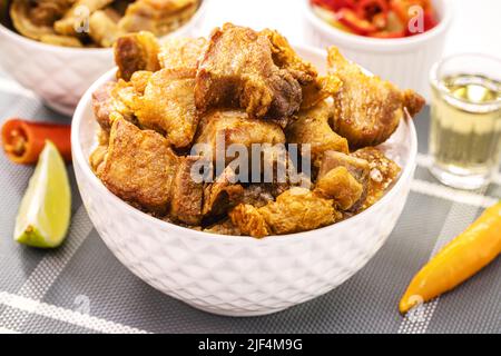 Ciotola di crackling, antipasto brasiliano fatto da frittura di pancetta, cuoio o carne e un sacco di grasso, preso dalla pancia di maiale. Foto Stock