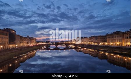 Una splendida vista sul ponte dell'arco di Ponte Vecchio al tramonto a Firenze Foto Stock