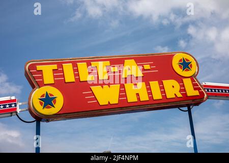 Cartello con la scritta "tilt-A-whirl" contro il cielo al Deno's Wonder Wheel Amusement Park nell'area dei divertimenti di Coney Island, Brooklyn, New York City, Stati Uniti d'America Foto Stock