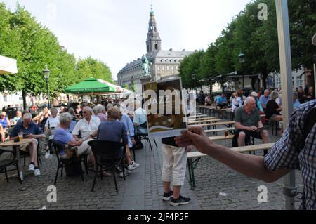 Copenaghen /Danimarca/29 Giugno 2022/Jazz festival visitatori a Hojbro plads nella capitale danese Copenhagen, Danimarca. (Foto..Francis Dean/Dean Pictures. Foto Stock