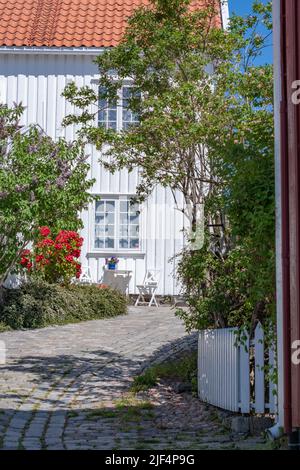 Un'idilliaca scena estiva nel centro storico di Arendal. Foto Stock