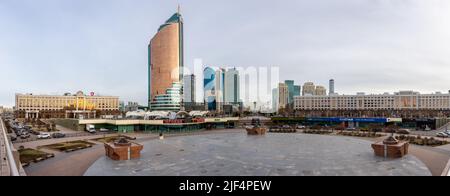 Nur Sultan, Kazakhstan, 11.11.21. Panorama di Nur Sultan centro città Nurzhol Boulevard con Eurasian Bank ERG, Transport Tauer, Ao NK Ktzh edifici. Foto Stock