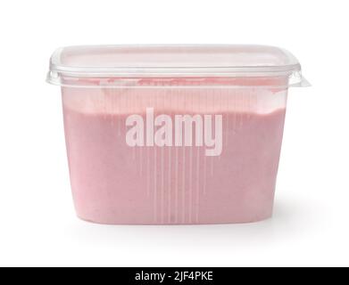 Vista frontale di yogurt di frutta fatto in casa in contenitore quadrato trasparente di plastica isolato su bianco Foto Stock