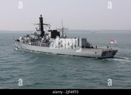 La fregata HMS SOMERSET Royal Navy Type 23, recentemente riadattata, torna in mare dopo una breve visita alla base navale Foto Stock