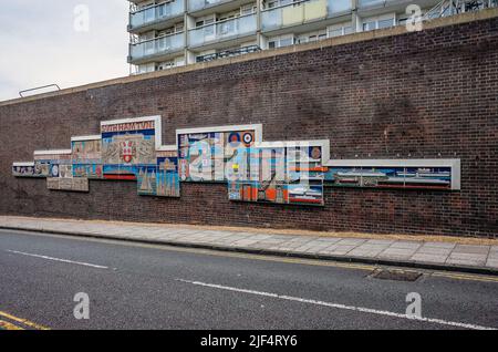 Hottun Street Mural Charting la storia di Southampton dall’epoca romana al 20th secolo, tra cui il WW2, Southampton, Inghilterra, Regno Unito. Foto Stock