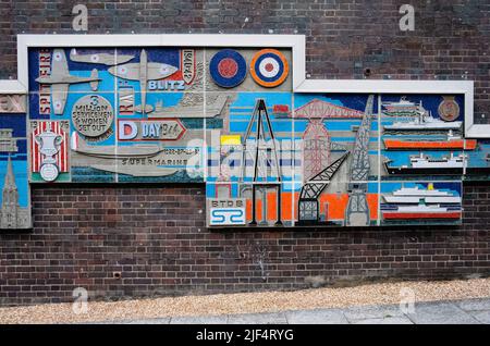 Hottun Street Mural Charting la storia di Southampton dall’epoca romana al 20th secolo, tra cui il WW2, Southampton, Inghilterra, Regno Unito. Foto Stock