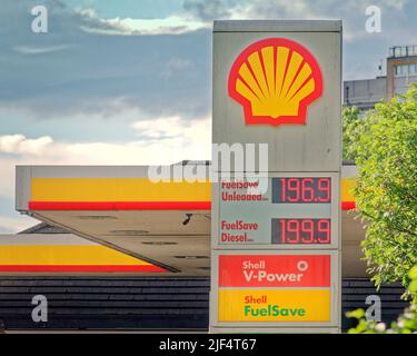 Glasgow, Scozia, Regno Unito 29th giugno 2022. La benzina di precourt prezzi teetering su 2 libbre poichè i garages sembrano non volenti attraversare il contrassegno mentre i prezzi mostrano sulla strada occidentale grande. Credit Gerard Ferry/Alamy Live News Foto Stock