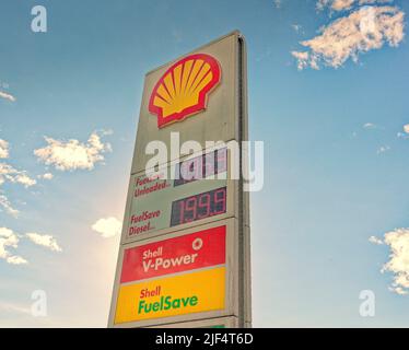 Glasgow, Scozia, Regno Unito 29th giugno 2022. La benzina di precourt prezzi teetering su 2 libbre poichè i garages sembrano non volenti attraversare il contrassegno mentre i prezzi mostrano sulla strada occidentale grande. Credit Gerard Ferry/Alamy Live News Foto Stock